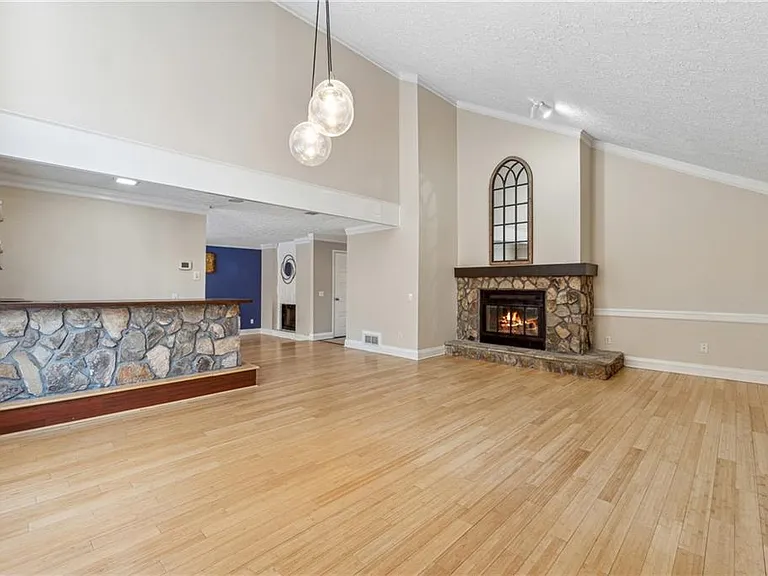 6895 Riverside Dr — Photo 7