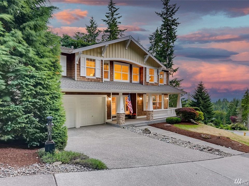 Darling John-Day built Craftsman home at the top of the loop in desirable Licorice Fern. Original owners who choose the site for its lush yard setting and southwestern views!