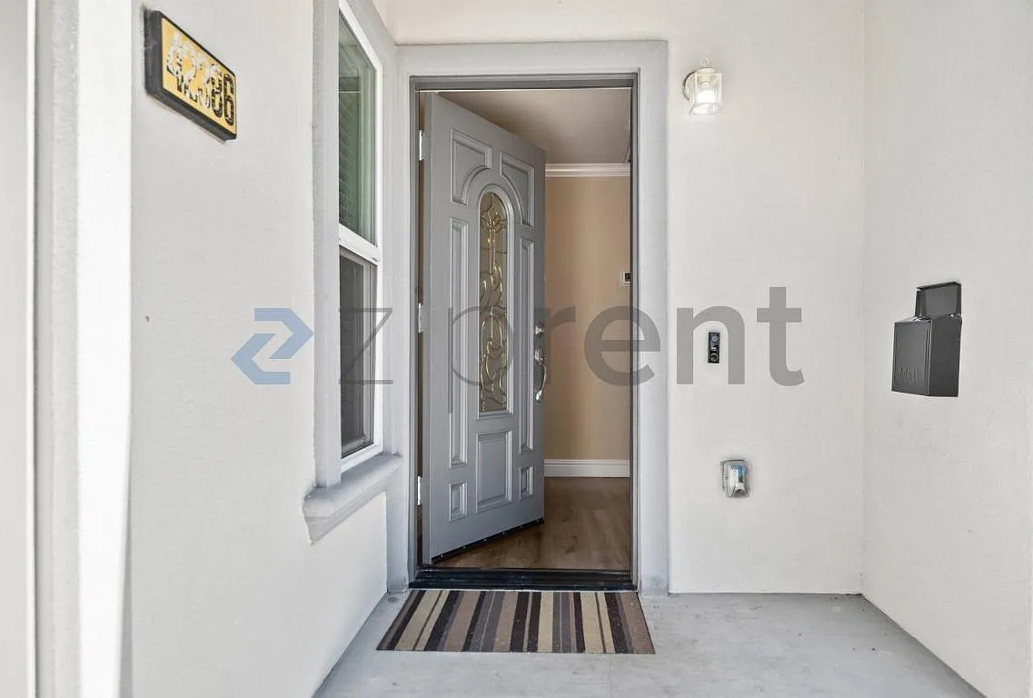 5 bed, 1756 sqft, $4,950 — Photo 4