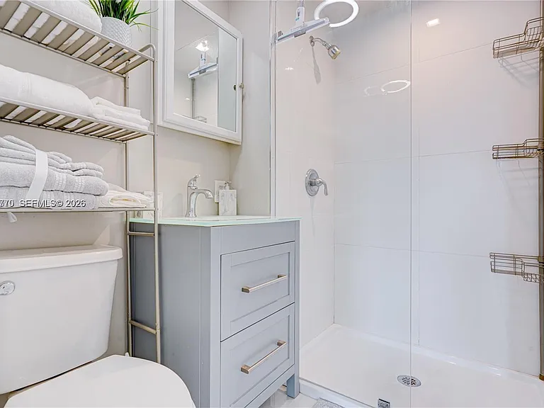 227 SW 30th Ave #B — Photo 8