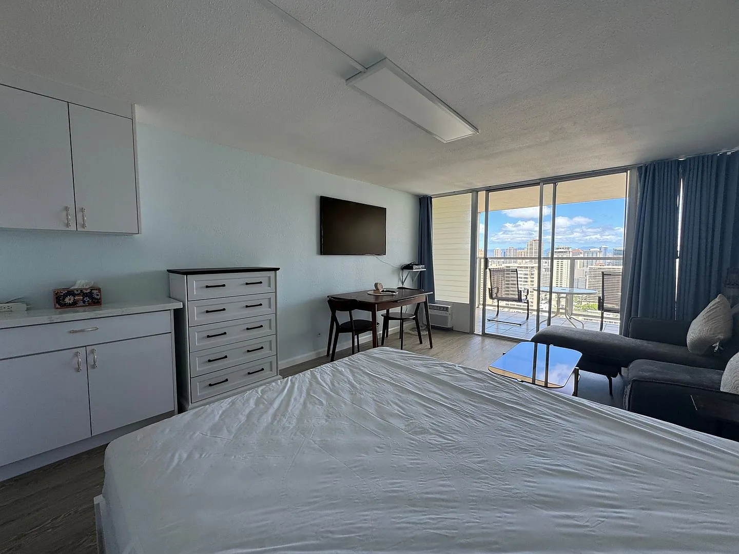 High-Floor Island Colony Studio w/Huge Lanai + Stunning Waikiki Views — Photo 4
