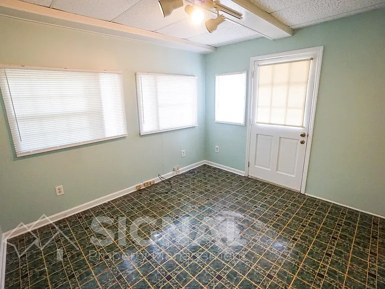 352 Jamestown Manor Dr — Photo 17