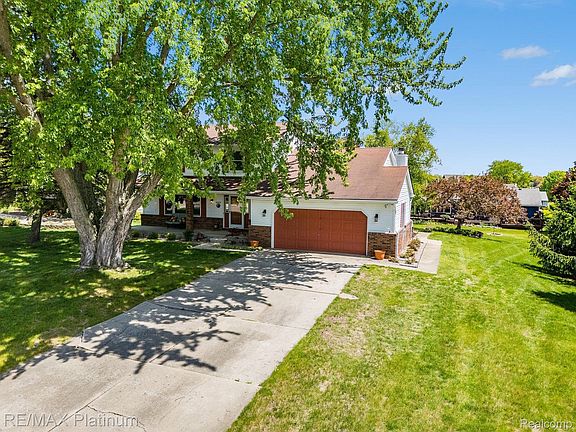 2nd image of 61959 Topsfield Ln