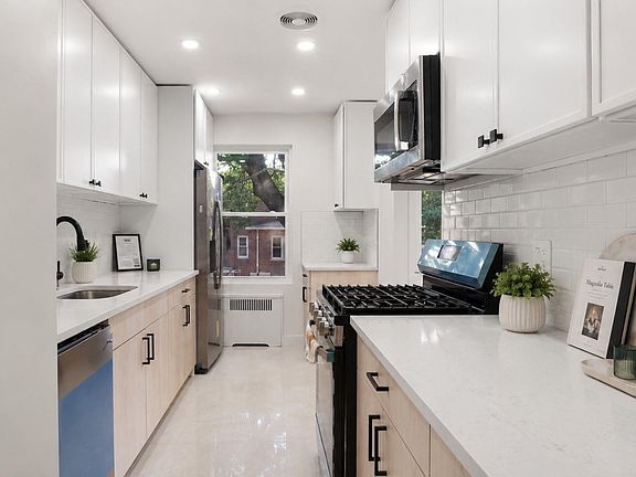 4th image of 2539 Yates Avenue