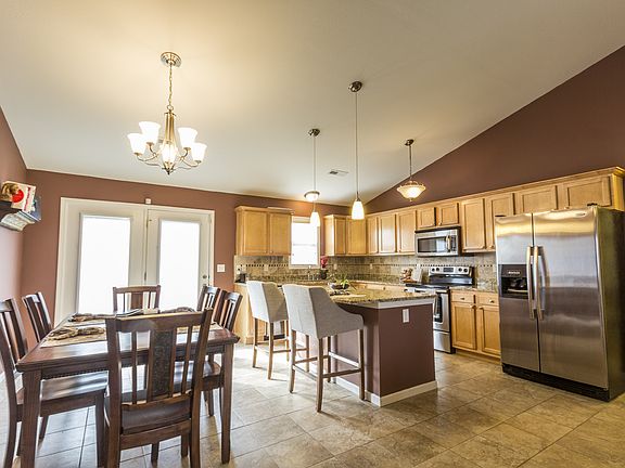 5th image of 800 Locharno Dr
