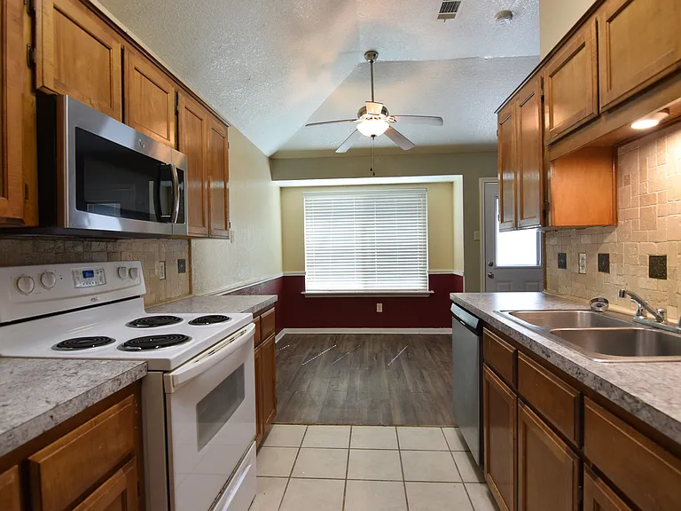 203 Bronc Dr — Photo 4