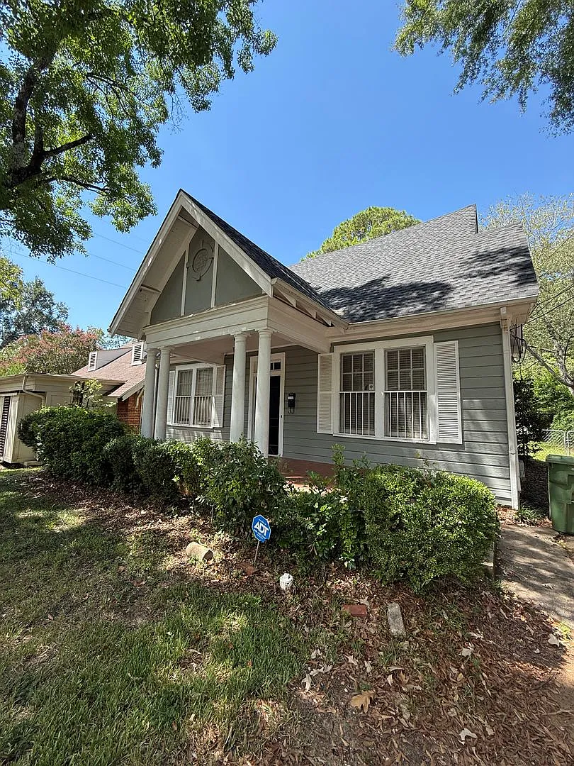Four Bedrooms in The Garden District — Photo 3