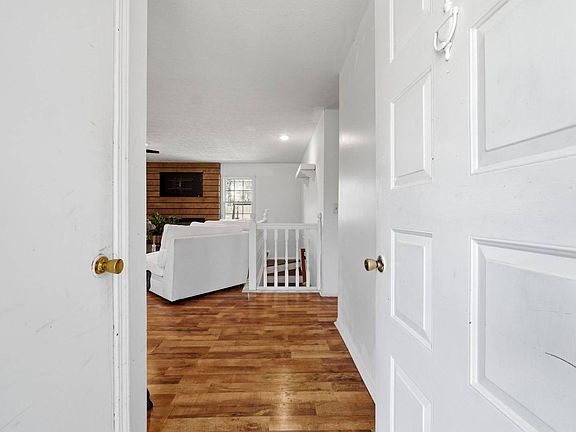 3rd image of 352 Trotters Rdg