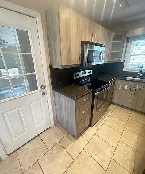 102 W Elm St — Photo 17