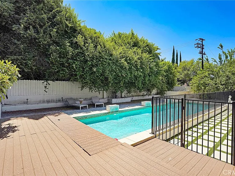 22450 Collins St — Photo 71