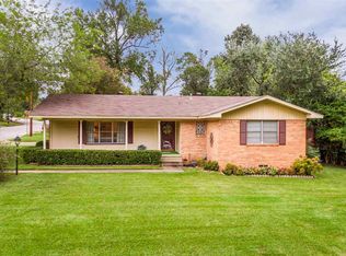 909 Glencrest Ln, Longview, TX 75601