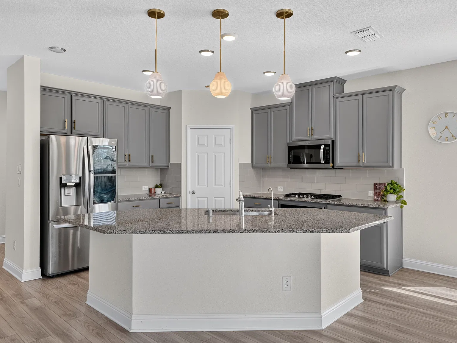 4 bed, 2577 sqft, $3,500 — Photo 2