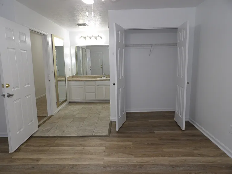 College Pointe Apartments — Photo 36
