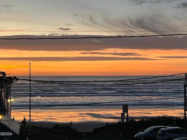 560 N Pacific St, Rockaway Beach, OR 97136