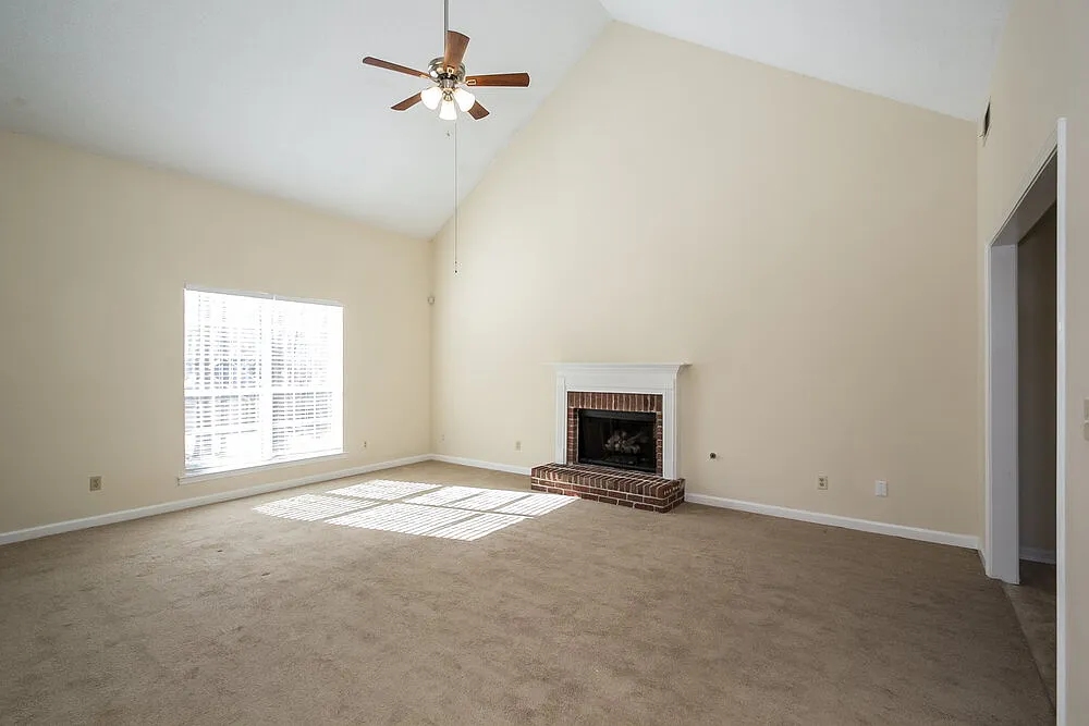 3 bed, 2.5 bath, 1614 sqft, $2,075 — Photo 4