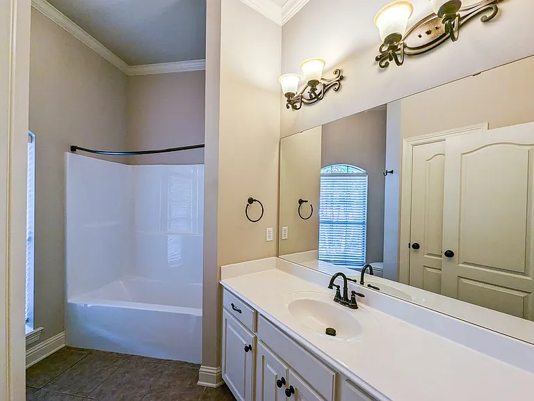 220 Ixworth Ave — Photo 8