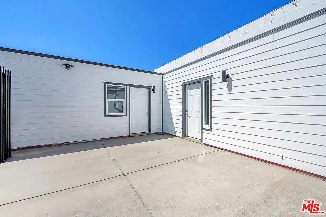 2 bed, 2.0 bath, 922 sqft, $4,800 — Photo 2