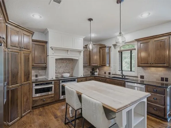 9307 W 155th Ct, Overland Park, KS 66221