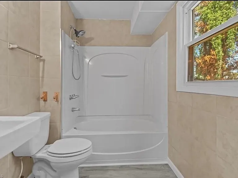 1271 Tredwell Dr — Photo 4