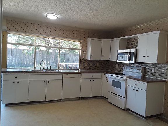 4th image of 3107 Furneaux Ln