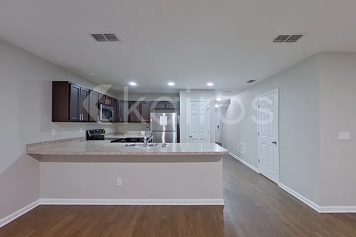 1335 Mull St — Photo 3