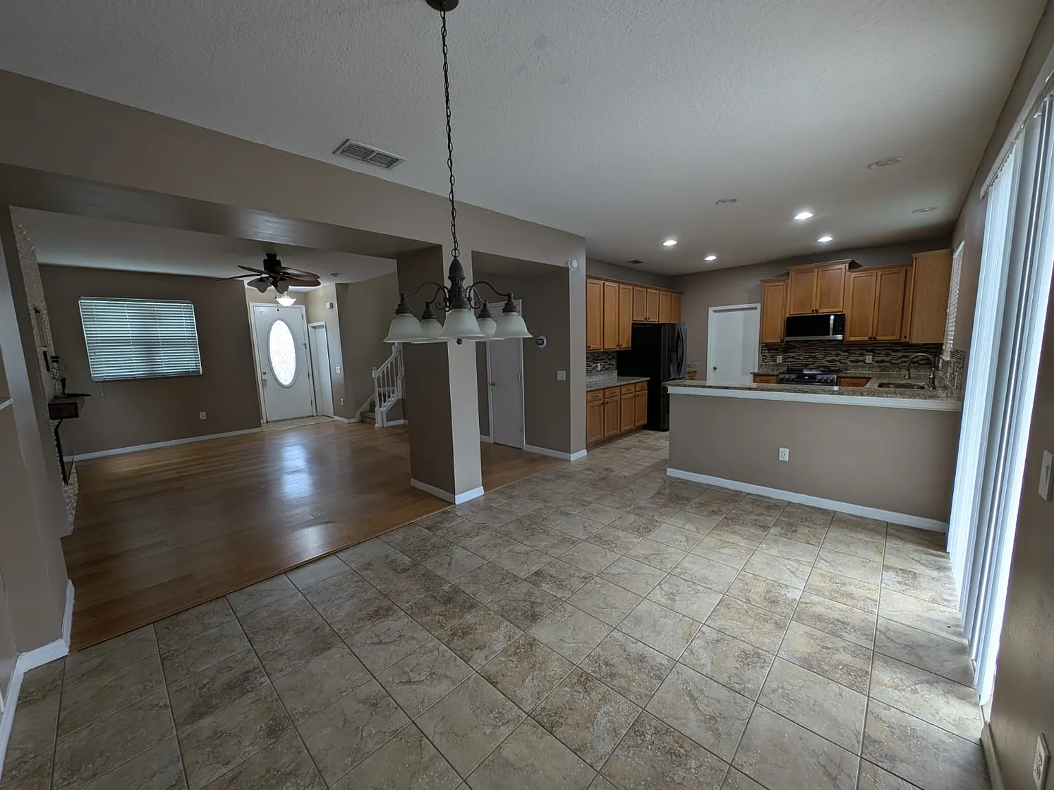 4 bed, 2.5 bath, 2231 sqft, $2,400 — Photo 4