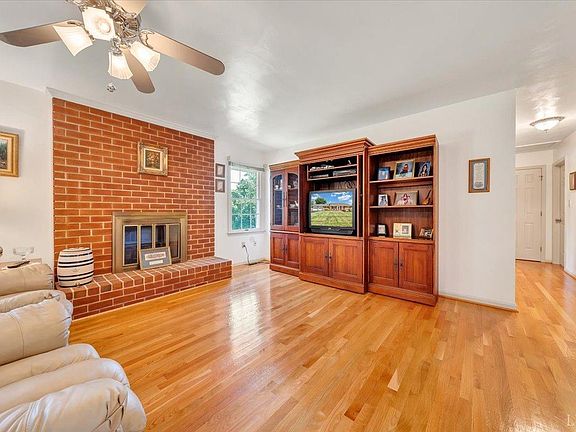 4th image of 222 Lakeview Dr
