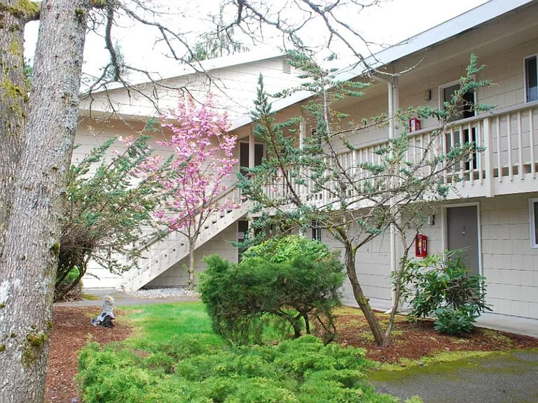 Westwood Apartments — Photo 16