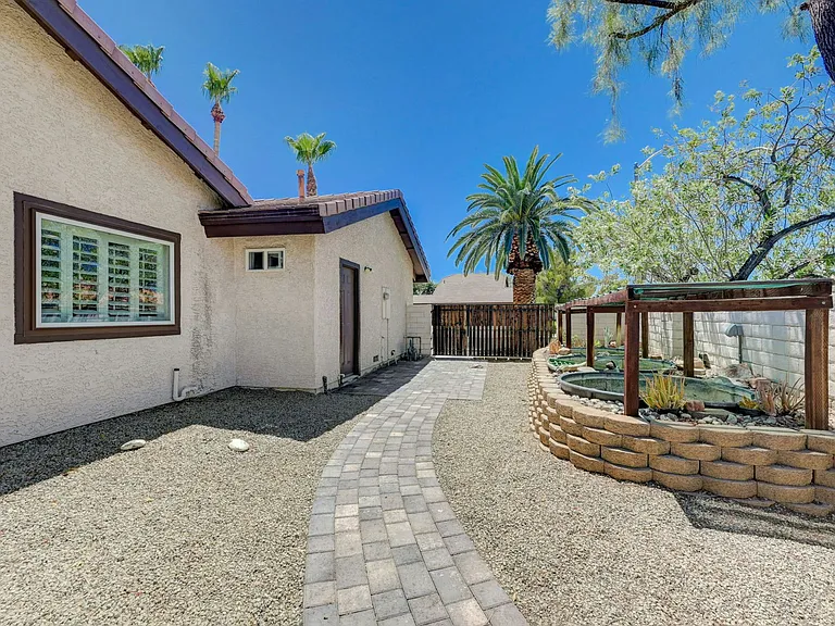538 Lambeth Ct — Photo 46