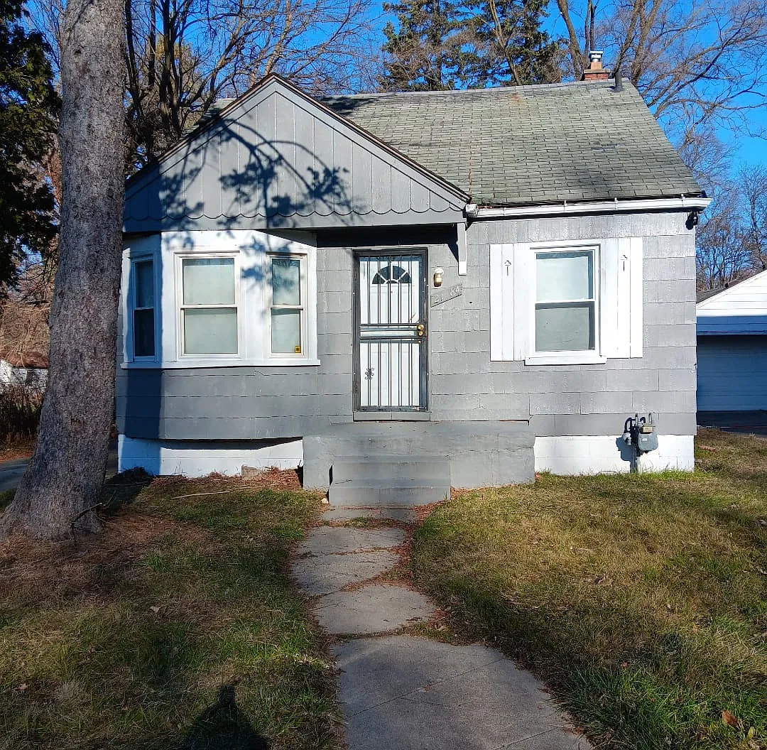 3 bed, $1,300 — Photo 1