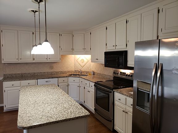 Large kitchen with great island for meal prep or just hanging out