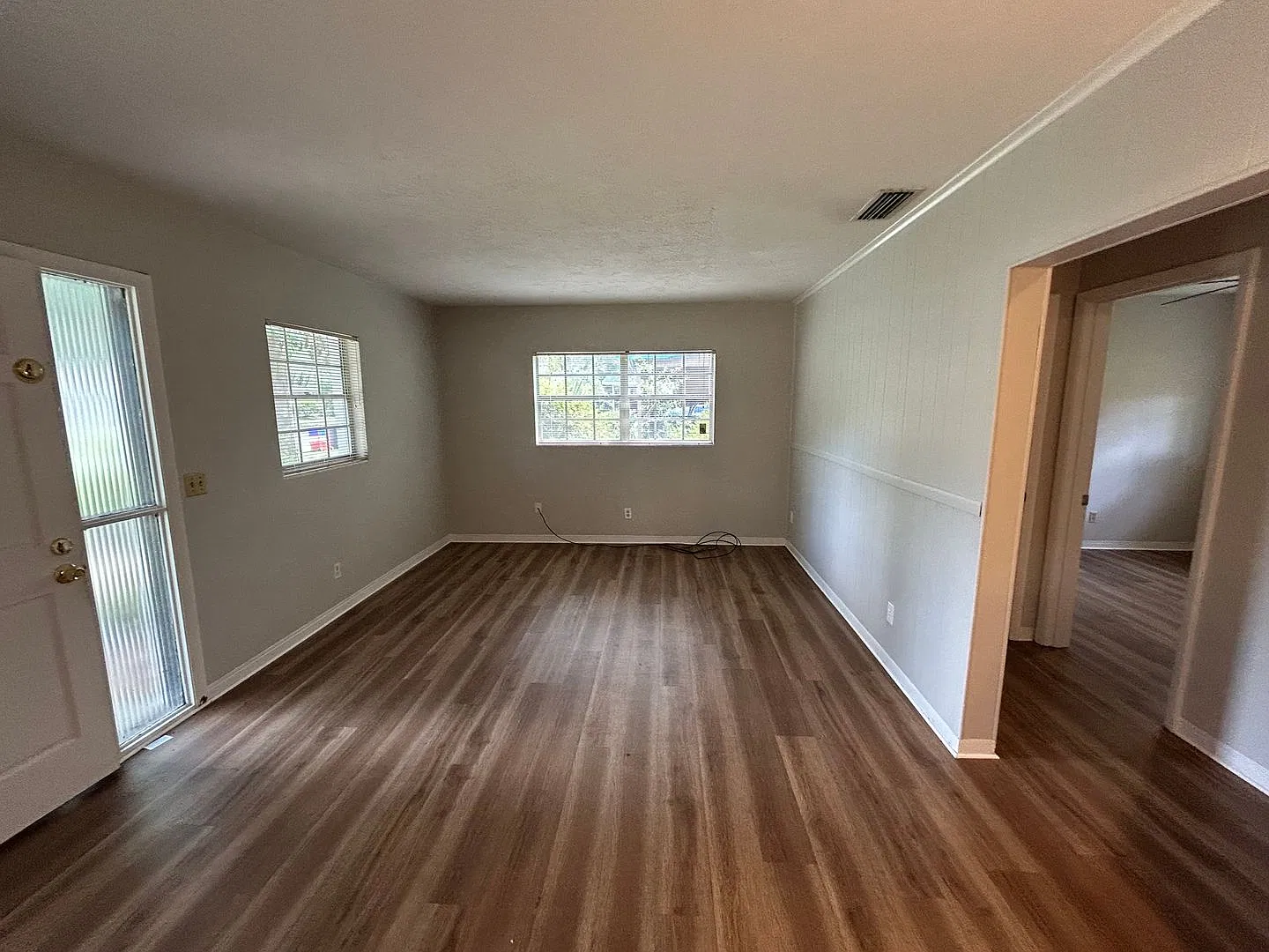 Charming 3-bed/1-bath single-family home available now! — Photo 4