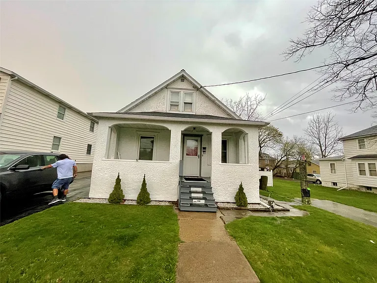 112 N Roosevelt Ave — Photo 1