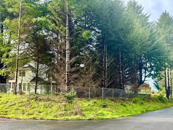 416 Ridge Rd, Whitethorn, CA 95589