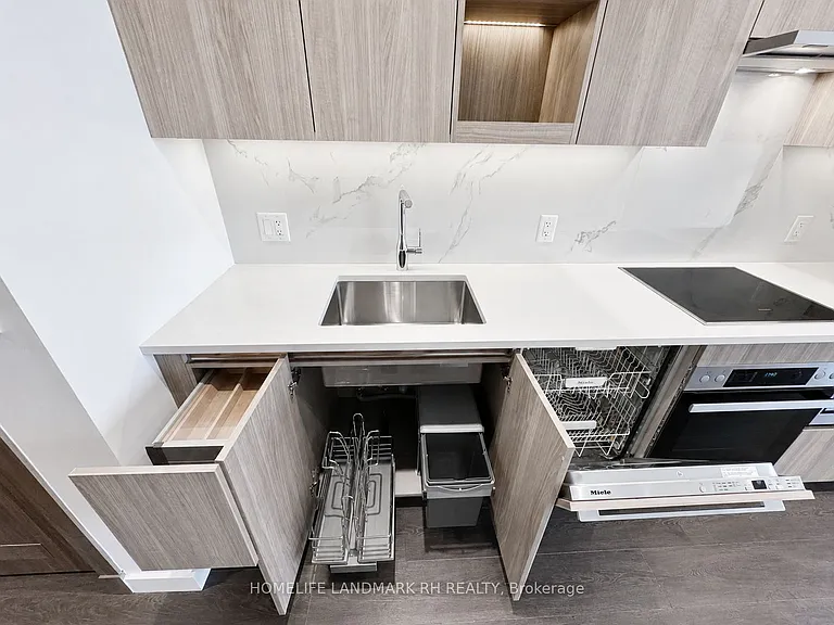 27 McMahon Dr #910 — Photo 5