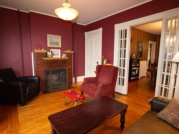 4th image of 203 Notre Dame St