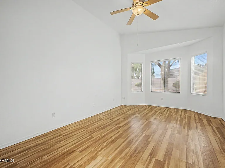 635 W Colt Rd — Photo 12
