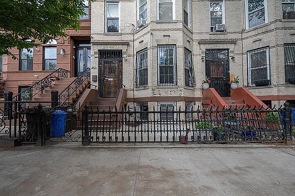 1st image of 453 Bainbridge St #1L