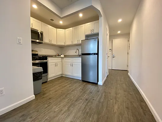 Rented by Avenues Real Estate | media 29