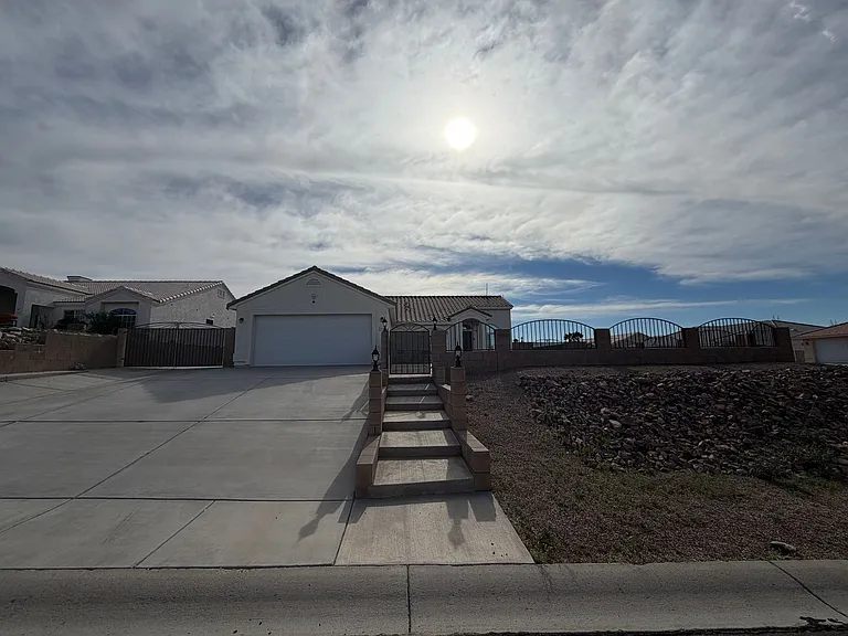 2416 N Ridge Ave — Photo 2