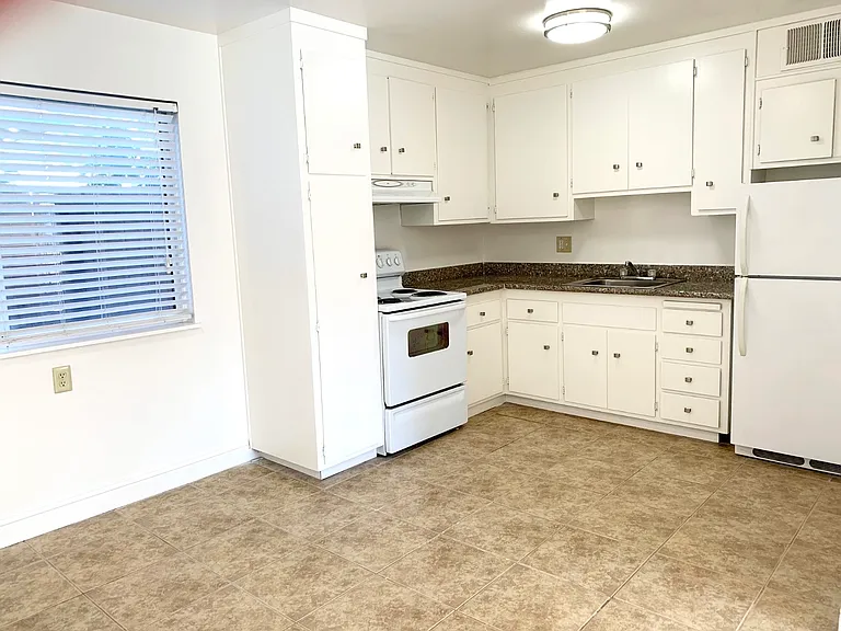755 Rose Ave #8 — Photo 5