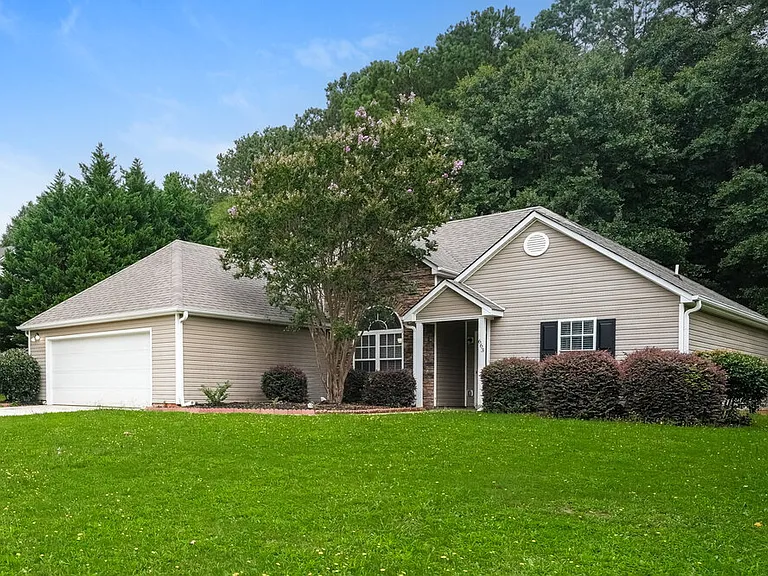 663 Stonecrest Dr — Photo 3