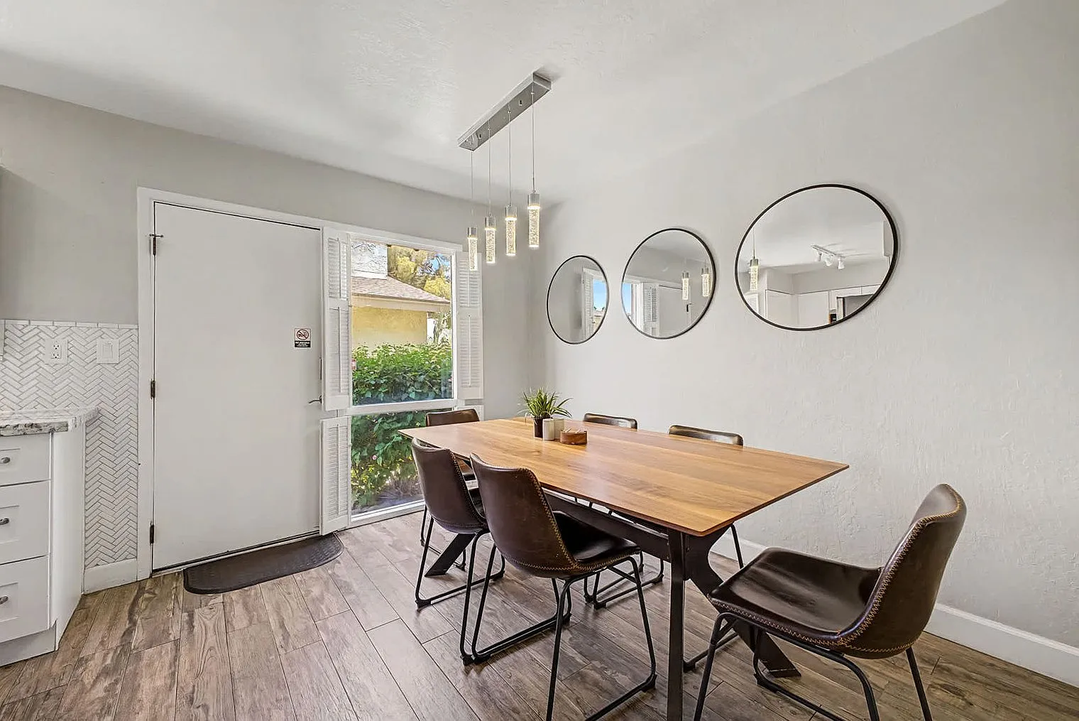 2 bed, 1.0 bath, 979 sqft, $3,754 — Photo 4