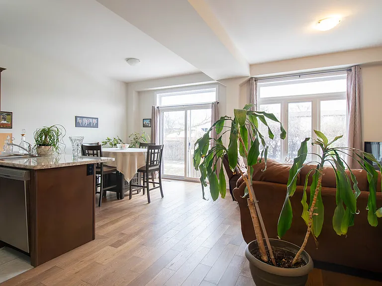 23 Manhattan Ct — Photo 2