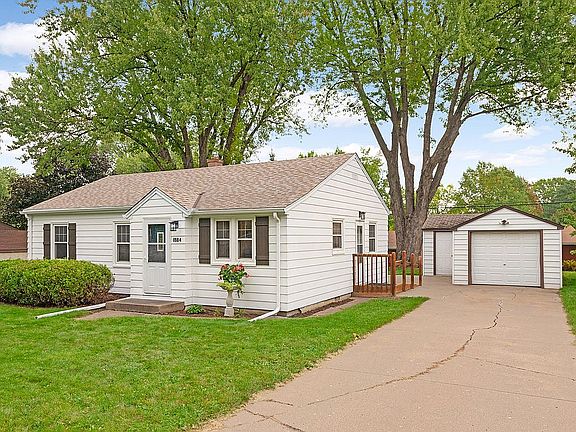 2nd image of 1884 Kathleen Dr