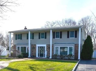 16 Win Pl, Lake Grove, NY 11755