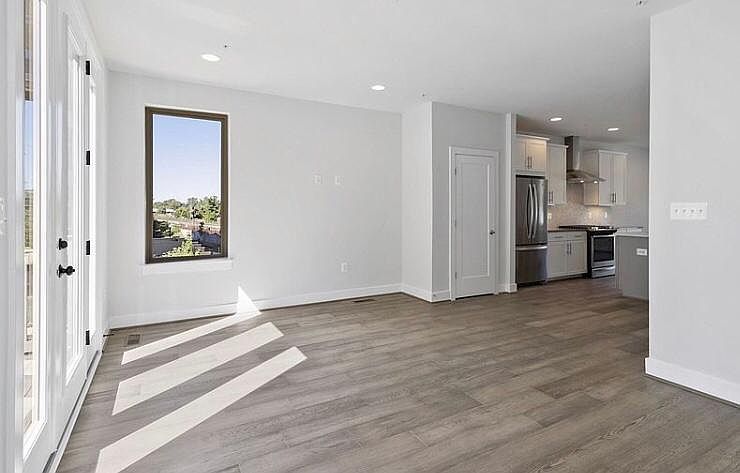 1st image of 866 Thompson Cres