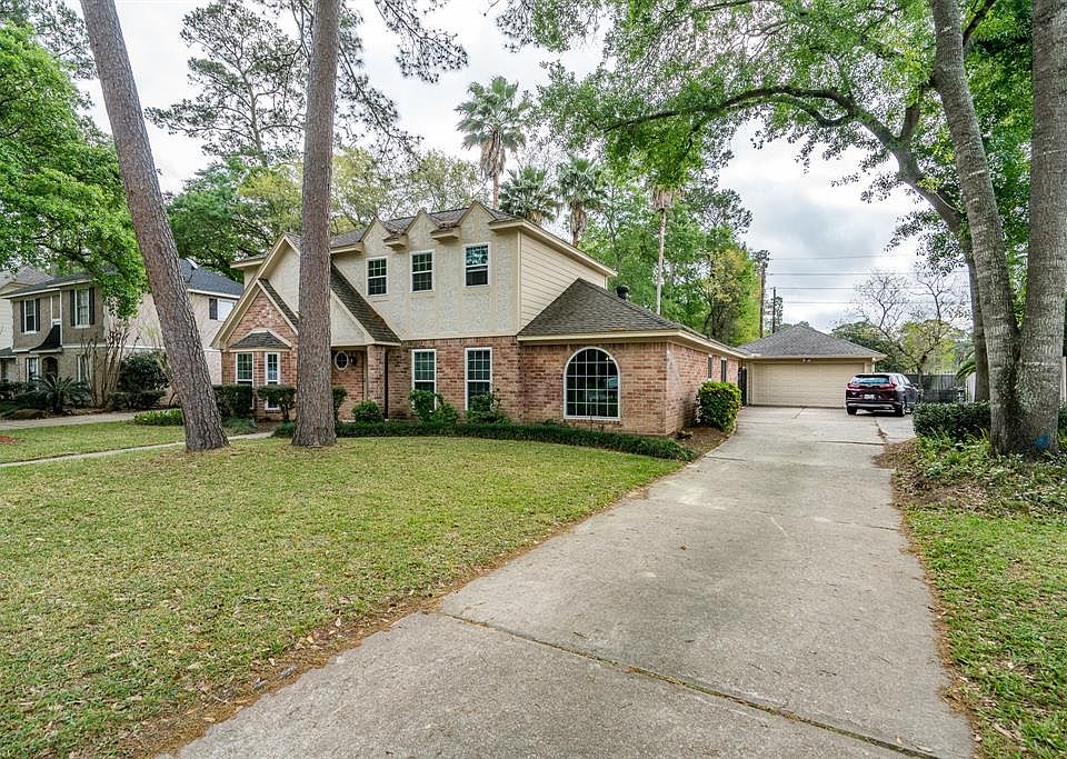 Charming 2-story home located in the established community of Lakewood Forest.