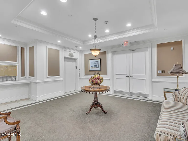 1021 Oval Rd #1021 — Photo 5