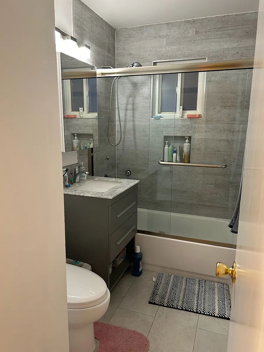 Shared bathroom - 1099 Corvette Dr